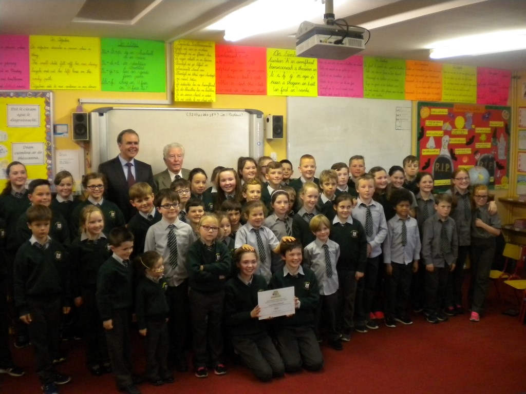 An tAire Joe McHugh ag bronnadh gradam Damh na Scoileanna Digiteach.